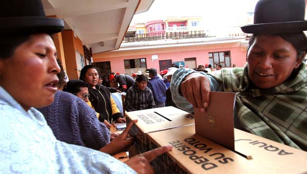 HIZPIDEA: Boliviako referendumaz Fakun Aznarezekin