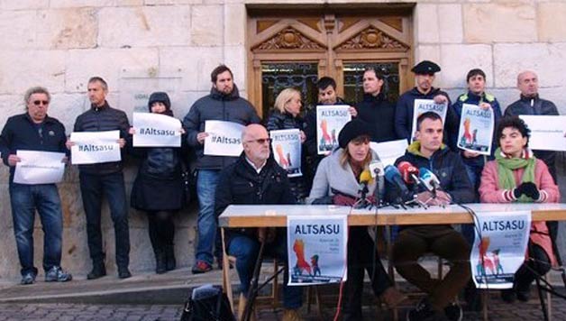 HIZPIDEA: Altsasuko auzia, polizia etxean hildako Elhadji Ndiayeren kasua besteak beste Nafarroako kronikan