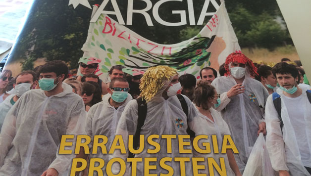 IBAIAZABAL: Erraustegiaren aurkako protesta, Javier Valdez kazetaria eta Nerea Fillati elkarrizketa (Argia, 2556. zenbakia)