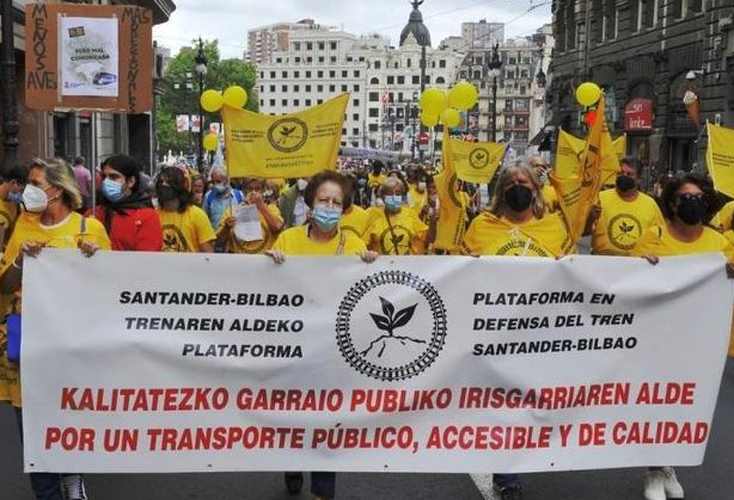 Santander-Bilbao trenbidearen egoera kaotikoa dela salatu du beste behin trenbidearen aldeko plataformak